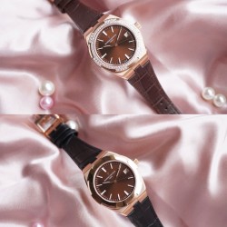 ★实拍 女神推荐款【Vacheron Constantin江诗丹顿】纵横四海系列OVERSEAS女款小号型【表壳】表径3610.8mm   质感细腻大方 84颗圆形切割施华洛水钻璀璨夺目  蓝宝石镜面永不刮花【表盘】大三针的设计 简约大方 旭日纹缎面拉丝的工艺处理 深邃优雅 18k金时标均带白色夜光涂层【机芯】CITIZEN8系列改Cal.5300机芯（机芯稳定零返修 ）后原装18k纳米镀金质摆陀【表带扣】半马其他十字三片折叠式表扣 进口牛皮表带越欣赏 越懂欣赏