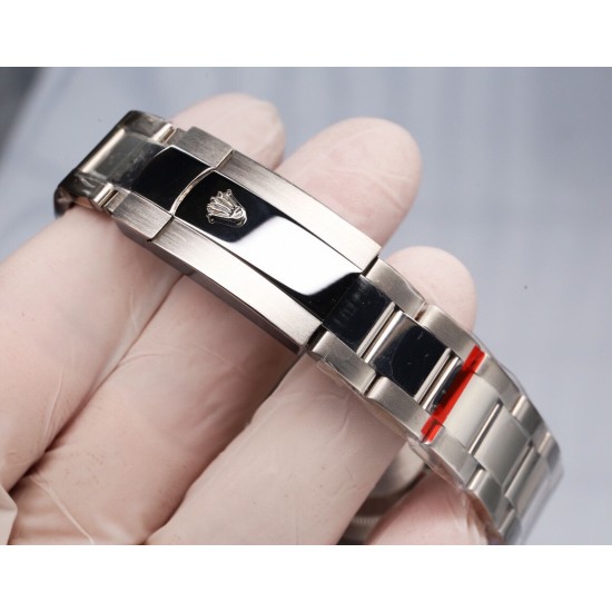 ROLEX 劳力士 蚝式恒动日志型41mm系列腕表,直径41mm,经典的蚝式表壳搭配三角坑纹外圈,把头采用旋入式设计,抗刮损蓝水晶玻璃,防反光凸透式放大(2.5倍)日历窗,隐蔽式摺叠皇冠带扣,矜持有度秀而不媚 恒久优雅! ROLEX 劳力士 蚝式恒动日志型41mm系列腕表,直径41mm,经典的蚝式表壳搭配三角坑纹外圈,把头采用旋入式设计,抗刮损蓝水晶玻璃,防反光凸透式放大(2.5倍)日历窗,隐蔽式摺叠皇冠带扣,矜持有度秀而不媚 恒久优雅!