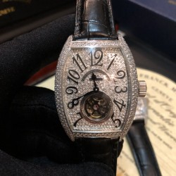 【独家实拍 法兰克穆勒-Franck muller 男士腕表 】法兰克穆勒 FM全新升级版 酒桶满天星，8880 CC AT 飞轮系列  ，独具一格匠心之作，精工雕刻镶嵌数字飞轮表盘，正明珠自动上链机械机芯 原装1:1 功能 暗喻不拘一格的独立型格，耐磨蓝光水晶镜面 304L精钢镶钻外壳 经过多道工序制作而成，不惜代价还原正品！ 复古摩登与现代张扬兼具，佩戴于腕间，彰显独特品味！