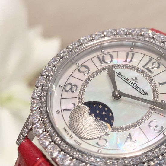 实拍 积家-Jaeger-LeCoultre DAZZLING RENDEZ- VOUS MOON约会系列月相珠宝腕表月之女神,是浪漫与柔美的象征,她掌管着大自然中的潮起潮落和季节更替,是艺术家与诗人们的灵感源泉,在温润莹亮的白色珍珠母贝映衬下,晶莹璀璨的钻石散发出夜空般的静谧之美,表圈镶嵌108颗 钻石,组成两个环绕表壳的同心圆。由36颗以爪镶工艺镶嵌的 钻石组成的外圈,为光芒闪耀的表圈营造出轻盈美妙的质感,尺寸36mm的精钢表壳搭配进口瑞士石英,采用蓝宝石水晶玻璃。 实拍 积家-Jaeger-LeCoultre DAZZLING RENDEZ- VOUS MOON约会系列月相珠宝腕表月之女神,是浪漫与柔美的象征,她掌管着大自然中的潮起潮落和季节更替,是艺术家与诗人们的灵感源泉,在温润莹亮的白色珍珠母贝映衬下,晶莹璀璨的钻石散发出夜空般的静谧之美,表圈镶嵌108颗 钻石,组成两个环绕表壳的同心圆。由36颗以爪镶工艺镶嵌的 钻石组成的外圈,为光芒闪耀的表圈营造出轻盈美妙的质感,尺寸36mm的精钢表壳搭配进口瑞士石英,采用蓝宝石水晶玻璃。