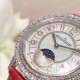 实拍 积家-Jaeger-LeCoultre DAZZLING RENDEZ- VOUS MOON约会系列月相珠宝腕表月之女神,是浪漫与柔美的象征,她掌管着大自然中的潮起潮落和季节更替,是艺术家与诗人们的灵感源泉,在温润莹亮的白色珍珠母贝映衬下,晶莹璀璨的钻石散发出夜空般的静谧之美,表圈镶嵌108颗 钻石,组成两个环绕表壳的同心圆。由36颗以爪镶工艺镶嵌的 钻石组成的外圈,为光芒闪耀的表圈营造出轻盈美妙的质感,尺寸36mm的精钢表壳搭配进口瑞士石英,采用蓝宝石水晶玻璃。 实拍 积家-Jaeger-LeCoultre DAZZLING RENDEZ- VOUS MOON约会系列月相珠宝腕表月之女神,是浪漫与柔美的象征,她掌管着大自然中的潮起潮落和季节更替,是艺术家与诗人们的灵感源泉,在温润莹亮的白色珍珠母贝映衬下,晶莹璀璨的钻石散发出夜空般的静谧之美,表圈镶嵌108颗 钻石,组成两个环绕表壳的同心圆。由36颗以爪镶工艺镶嵌的 钻石组成的外圈,为光芒闪耀的表圈营造出轻盈美妙的质感,尺寸36mm的精钢表壳搭配进口瑞士石英,采用蓝宝石水晶玻璃。