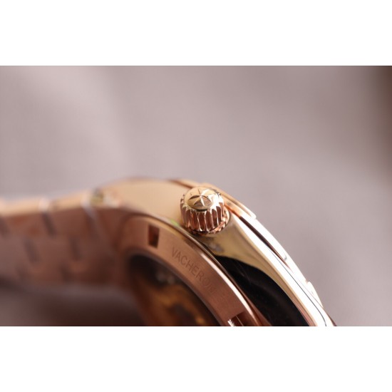 实拍【Vacheron Constantin江诗丹顿】纵横四海系列OVERSEAS女款小号型钢带款——一款极具魅力和旅行精神的女性腕表【表壳】直径36mm适合大部分女性佩戴,84颗圆形切割施华洛水更是钻璀璨夺目 【表盘】简约的大三针设计 旭日纹缎面拉丝的工艺处理 深邃优雅 时标均带白色夜光涂层 【机芯】CITIZEN8系列改Cal.5300机芯(机芯稳定零返修 ) 原装18k纳米镀金质摆陀 实拍【Vacheron Constantin江诗丹顿】纵横四海系列OVERSEAS女款小号型钢带款——一款极具魅力和旅行精神的女性腕表【表壳】直径36mm适合大部分女性佩戴,84颗圆形切割施华洛水更是钻璀璨夺目 【表盘】简约的大三针设计 旭日纹缎面拉丝的工艺处理 深邃优雅 时标均带白色夜光涂层 【机芯】CITIZEN8系列改Cal.5300机芯(机芯稳定零返修 ) 原装18k纳米镀金质摆陀