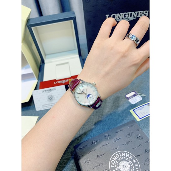 【赵丽颖同款】Longines浪琴 名匠系列女士腕表。全新浪琴名匠月相腕表系列。 诠释女性高贵典雅。精钢表壳直径:34毫米尺寸。官方一致6字位月相1-31日期显示功能。进口石英机芯。三码合一。采用进口头层牛皮、原装蝴蝶扣。珍珠母贝表盘在女表中是运用较多的元素,浪琴为其搭配了12颗钻石时标,将女性魅力发挥到极致。盘面6点钟位置的小表盘显示月相和日期,兼顾实用性和浪漫感,精巧别致。字表盘扫描打版,颜色、“麦粒”格纹深浅、内影字体大小粗细与正品完全一致。 【赵丽颖同款】Longines浪琴 名匠系列女士腕表。全新浪琴名匠月相腕表系列。 诠释女性高贵典雅。精钢表壳直径:34毫米尺寸。官方一致6字位月相1-31日期显示功能。进口石英机芯。三码合一。采用进口头层牛皮、原装蝴蝶扣。珍珠母贝表盘在女表中是运用较多的元素,浪琴为其搭配了12颗钻石时标,将女性魅力发挥到极致。盘面6点钟位置的小表盘显示月相和日期,兼顾实用性和浪漫感,精巧别致。字表盘扫描打版,颜色、“麦粒”格纹深浅、内影字体大小粗细与正品完全一致。