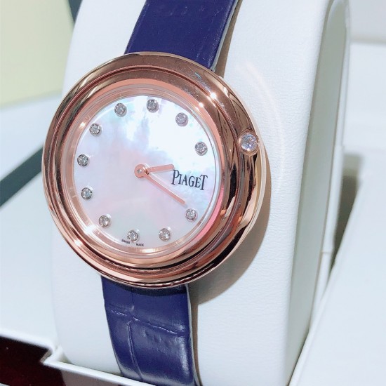 ★实拍 伯爵-PIAGET,时尚石英女款,来自Possession系列诚意推荐,魅力十足的臻品采用瑞士石英机芯,蓝宝石水晶玻璃镜面,表圈可360度旋转,在不经意的旋转之间带来不同的好心情灵动搭配,转动间,专属于你独一无二的个性造型耀目而生有光圈、单排钻和双排钻任性选择!表壳直径34mm厚度8mm。 ★实拍 伯爵-PIAGET,时尚石英女款,来自Possession系列诚意推荐,魅力十足的臻品采用瑞士石英机芯,蓝宝石水晶玻璃镜面,表圈可360度旋转,在不经意的旋转之间带来不同的好心情灵动搭配,转动间,专属于你独一无二的个性造型耀目而生有光圈、单排钻和双排钻任性选择!表壳直径34mm厚度8mm。
