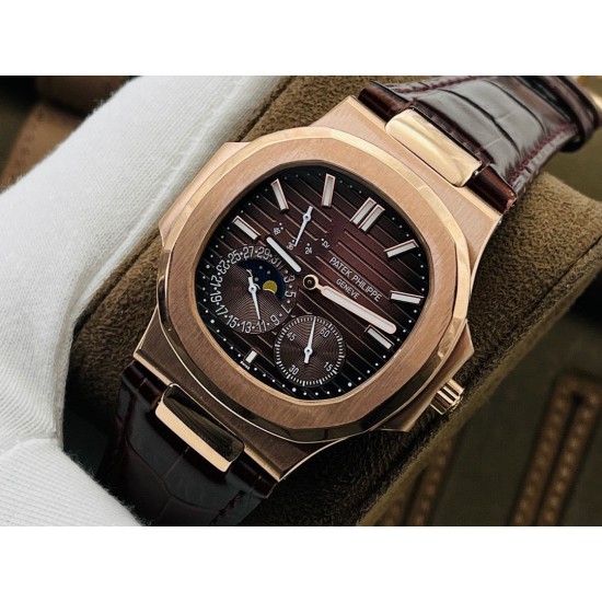 【PFF Factory2021牛年力作】V2升级版 【市场最高品质版本】百达.翡丽Patekphilippe运动系列(鹦鹉螺)5724(霸道总裁)升级版!1⃣️所有功能同正品(10字位动能显示,7字位日历和月相 4字位小秒针),和原装一样的带水平压纹图案,带荧光刻度 !2⃣️直径40毫米,904L精钢镀金,蓝宝石玻璃镜面。3⃣️5722和5724款的外钻为施华洛世奇钻,通透闪亮,气质非凡。在目前技术范畴内尽可能接近原装,此款腕表可以让您驾驭所有场合!PFF匠心之作 欢迎您的品鉴! 【PFF Factory2021牛年力作】V2升级版 【市场最高品质版本】百达.翡丽Patekphilippe运动系列(鹦鹉螺)5724(霸道总裁)升级版!1⃣️所有功能同正品(10字位动能显示,7字位日历和月相 4字位小秒针),和原装一样的带水平压纹图案,带荧光刻度 !2⃣️直径40毫米,904L精钢镀金,蓝宝石玻璃镜面。3⃣️5722和5724款的外钻为施华洛世奇钻,通透闪亮,气质非凡。在目前技术范畴内尽可能接近原装,此款腕表可以让您驾驭所有场合!PFF匠心之作 欢迎您的品鉴!