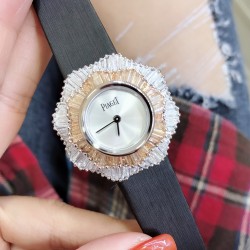 实拍 最新颜色 PIAGET伯爵 Limelight非凡珍品腕表系列  表壳直径为33mm ，电镀白金，瑞士朗达石英机芯 。手表表壳由花瓣造型上镶嵌112颗特制切割方形钻石于表圈 彰显奢华 蓝宝石水晶镜面  搭配绸缎丝绢皮。这不仅是一款非凡的腕表，更堪称一件珠宝工艺杰作，完美结合创意 打破常规的切割，彰显着珠宝腕表的优雅魅力