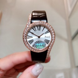 实拍 新推出黑色牛皮表带 伯爵 全新Piaget Lime light系列腕表，以其独特的造型，引领着时尚界的风潮，更是邀请到国际巨星巩俐倾情代言，必将成为伯爵品牌全新的识别69式印，瑞士石英32mm 白金电度 最好的T钻一比一品质。