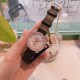 欧米茄 OMEGA 海马系列 AQUA TERRA 至臻天文台女士腕表环镶璀璨美钻,诠释情致迷人风范。表盘以白色珍珠母贝制成,平添柔和细腻质感,搭配镶钻小时刻度。全新尼龙表带与牛皮表带,不同组合,焕新风采。腕表与表带和谐相称,让您尝试不同的搭配方式,收获无限惊喜发掘专属于您的个性腕表造型! 欧米茄 OMEGA 海马系列 AQUA TERRA 至臻天文台女士腕表环镶璀璨美钻,诠释情致迷人风范。表盘以白色珍珠母贝制成,平添柔和细腻质感,搭配镶钻小时刻度。全新尼龙表带与牛皮表带,不同组合,焕新风采。腕表与表带和谐相称,让您尝试不同的搭配方式,收获无限惊喜发掘专属于您的个性腕表造型!
