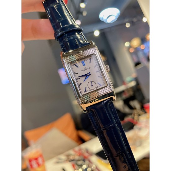 新款积家经典翻转系列高级女士腕表[飞吻][飞吻]精钢表壳，独特设计180度旋转翻盖，内置瑞士石英机芯，走时精准稳定！真皮表带，尺寸1比1[色][色]尺寸：23*34mm 厚度：13.5mm】