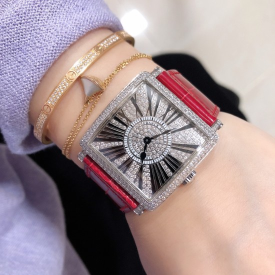 实拍 Z6新品 法兰克穆勒Master Square™ 系列女士腕表(尺寸32.732.7mm)瑞士原装朗达石英机芯,CNC数控精雕成型,鳄鱼纹表带舒适贴手 几何形状的纯粹与线条的对称赋予该系列完美的平衡设计。优雅而精致的轮廓,以其时尚和个性绽放于女士们的手腕之上。 官方 实拍 Z6新品 法兰克穆勒Master Square™ 系列女士腕表(尺寸32.732.7mm)瑞士原装朗达石英机芯,CNC数控精雕成型,鳄鱼纹表带舒适贴手 几何形状的纯粹与线条的对称赋予该系列完美的平衡设计。优雅而精致的轮廓,以其时尚和个性绽放于女士们的手腕之上。 官方