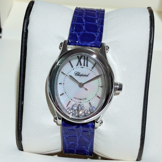实拍 萧邦-ChopardHappy Sport Oval 石英版本腕表精钢表壳制表工艺与优雅美学风格巧妙结合,以此来展示女性魅力和技术性能。玫瑰金真空电镀材质,既优雅又时尚,以圆润柔美的曲线演绎隽永女性魅力。萧邦对象征永恒的椭圆形展现新颖诠释,打造出一款献给女性的臻礼,许下一个象征快乐的诚挚诺言。Happy Spor欢快嬉戏、自由旋转的水钻珠子在两片蓝宝石水晶之间愉悦轻舞。表壳 约30mm珍珠贝壳彩色表盘搭配光泽亮皮纹表带针扣穿戴C表扣。 实拍 萧邦-ChopardHappy Sport Oval 石英版本腕表精钢表壳制表工艺与优雅美学风格巧妙结合,以此来展示女性魅力和技术性能。玫瑰金真空电镀材质,既优雅又时尚,以圆润柔美的曲线演绎隽永女性魅力。萧邦对象征永恒的椭圆形展现新颖诠释,打造出一款献给女性的臻礼,许下一个象征快乐的诚挚诺言。Happy Spor欢快嬉戏、自由旋转的水钻珠子在两片蓝宝石水晶之间愉悦轻舞。表壳 约30mm珍珠贝壳彩色表盘搭配光泽亮皮纹表带针扣穿戴C表扣。