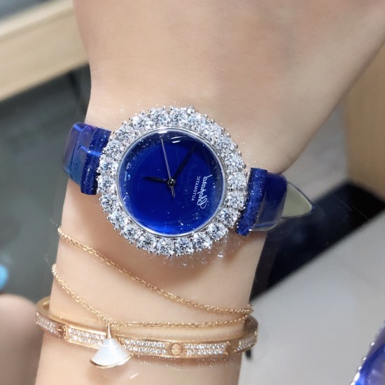 实拍 萧邦新款不断 重点推荐 重磅来袭 LHEUR DU DIAMANT珠宝镶系列，全套精钢镂空打造，光滑精致无暇，采用最新手法三爪镶石工艺，与原装正品一致，尺寸及细节完美至无可挑剔，整表美轮美奂由你任意搭配出行或各种宴会派对，该款专用进口机械机芯，整机保持原状态无改动，稳定性众所周知！表扣饱满不显臃肿，七颗钻石及整个表扣呈现的弧度与镂空的鸟巢壳身完美绝配，搭配之对应效果令你无可挑剔，表带制作精良，狠下本钱采用进口高光牛皮 一点也不逊于市场的一般鳄鱼皮。