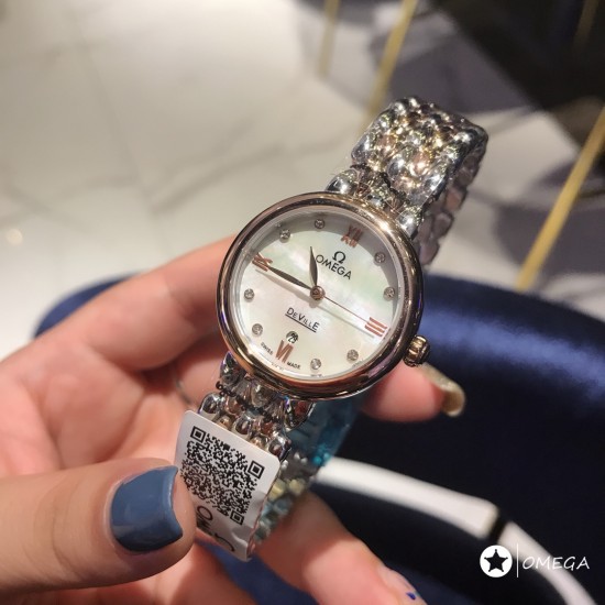 欧米茄 OMEGA 精品女神水滴系列腕表。316L精钢材质,进口石英机芯,原装折叠扣,精致唯美的设计,让您的美丽无处不在,也将华丽与经典融合,创造出惊艳巨作,表盘清新淡雅,色彩的格调将华丽装点腕间,悦享浪漫之感。尺寸28mm。 欧米茄 OMEGA 精品女神水滴系列腕表。316L精钢材质,进口石英机芯,原装折叠扣,精致唯美的设计,让您的美丽无处不在,也将华丽与经典融合,创造出惊艳巨作,表盘清新淡雅,色彩的格调将华丽装点腕间,悦享浪漫之感。尺寸28mm。
