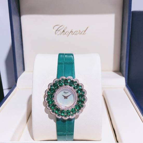 实拍 萧邦-Chopard❥ Precious Chopard系列❥瑞士石英机芯❥蓝宝石玻璃镜面❥表壳直径约36mm 厚度约8mm❥今年以“舞会”为主题,推出Precious Chopard系列高级珠宝与珠宝表新作。以钻石和多种彩色贵重宝石为Precious Chopard系列珠宝装饰出华丽的外衣,由最出色的珠宝师以卓绝工艺精心制作,散发出盛大晚会的恢宏气势。 实拍 萧邦-Chopard❥ Precious Chopard系列❥瑞士石英机芯❥蓝宝石玻璃镜面❥表壳直径约36mm 厚度约8mm❥今年以“舞会”为主题,推出Precious Chopard系列高级珠宝与珠宝表新作。以钻石和多种彩色贵重宝石为Precious Chopard系列珠宝装饰出华丽的外衣,由最出色的珠宝师以卓绝工艺精心制作,散发出盛大晚会的恢宏气势。