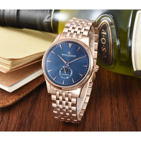 Jaeger-leCoultre Master Ultra Thin Moon积家超薄月相大师系列42mm腕表,简洁的线条设计,赏心悦目的表盘。 显示令表盘尽显活力,6位24小时指针宛如一幕和谐美妙的腕上芭蕾。透过玻璃底盖,机芯运行一目了然。这款厚度仅5.8毫米的超薄机芯向世人证实,超凡的技艺和极尽复杂的功能可以在狭小的空间内完美展现。顶级出品 精品不断 Jaeger-leCoultre Master Ultra Thin Moon积家超薄月相大师系列42mm腕表,简洁的线条设计,赏心悦目的表盘。 显示令表盘尽显活力,6位24小时指针宛如一幕和谐美妙的腕上芭蕾。透过玻璃底盖,机芯运行一目了然。这款厚度仅5.8毫米的超薄机芯向世人证实,超凡的技艺和极尽复杂的功能可以在狭小的空间内完美展现。顶级出品 精品不断