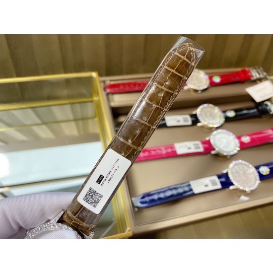实拍 v18出品 狠货来袭 积家 约会大师 升级版最新24小时日月星辰 日月分明 女士腕表 珠宝镶钻设计风格首次使用高级珠宝的爪镶工艺而非常罕见轨道镶嵌!采用锆石材料。鲜艳光泽强!壳套:珠宝镶钻表壳、316L精钢玻璃:采用蓝宝石水晶表镜表盘:珍珠母贝镶钻表盘、台湾厂立体数字真钉立体!太阳月亮浮现出立体效果24小时日月分明表带:美洲鳄鱼皮表带尺寸:直径36mm,厚度8.8mm机芯:瑞士进口机芯体现出高贵优雅气质、材质进口质量保证零0⃣返修 实拍 v18出品 狠货来袭 积家 约会大师 升级版最新24小时日月星辰 日月分明 女士腕表 珠宝镶钻设计风格首次使用高级珠宝的爪镶工艺而非常罕见轨道镶嵌!采用锆石材料。鲜艳光泽强!壳套:珠宝镶钻表壳、316L精钢玻璃:采用蓝宝石水晶表镜表盘:珍珠母贝镶钻表盘、台湾厂立体数字真钉立体!太阳月亮浮现出立体效果24小时日月分明表带:美洲鳄鱼皮表带尺寸:直径36mm,厚度8.8mm机芯:瑞士进口机芯体现出高贵优雅气质、材质进口质量保证零0⃣返修
