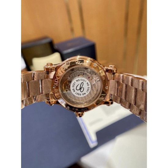 《YF出品》萧邦Happy Diamonds系列在女士腕表当中非常具有标志性,这款腕表拥有36和30毫米的腕表直径,对于大部分女士来说这个尺寸刚刚好。极具标志性的表壳设计搭配银色表盘,盘面上转动的钻石是萧邦Happy Diamonds最大的亮点设计所在。腕表搭载了自动上链机芯,能够为腕表提供42个小时的动力储存。。。YF臻品(2021新鲜上市):萧邦HAPPY DIAMONDS系列274893-5003腕表(精钢-玫瑰金-白色贝壳表盘,7颗彩色活动钻石,2892-2全自动机械,36毫米) 《YF出品》萧邦Happy Diamonds系列在女士腕表当中非常具有标志性,这款腕表拥有36和30毫米的腕表直径,对于大部分女士来说这个尺寸刚刚好。极具标志性的表壳设计搭配银色表盘,盘面上转动的钻石是萧邦Happy Diamonds最大的亮点设计所在。腕表搭载了自动上链机芯,能够为腕表提供42个小时的动力储存。。。YF臻品(2021新鲜上市):萧邦HAPPY DIAMONDS系列274893-5003腕表(精钢-玫瑰金-白色贝壳表盘,7颗彩色活动钻石,2892-2全自动机械,36毫米)