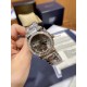 《YF出品》萧邦Happy Diamonds系列在女士腕表当中非常具有标志性,这款腕表拥有36和30毫米的腕表直径,对于大部分女士来说这个尺寸刚刚好。极具标志性的表壳设计搭配银色表盘,盘面上转动的钻石是萧邦Happy Diamonds最大的亮点设计所在。腕表搭载了自动上链机芯,能够为腕表提供42个小时的动力储存。。。YF臻品(2021新鲜上市):萧邦HAPPY DIAMONDS系列274893-5003腕表(精钢-玫瑰金-白色贝壳表盘,7颗彩色活动钻石,2892-2全自动机械,36毫米) 《YF出品》萧邦Happy Diamonds系列在女士腕表当中非常具有标志性,这款腕表拥有36和30毫米的腕表直径,对于大部分女士来说这个尺寸刚刚好。极具标志性的表壳设计搭配银色表盘,盘面上转动的钻石是萧邦Happy Diamonds最大的亮点设计所在。腕表搭载了自动上链机芯,能够为腕表提供42个小时的动力储存。。。YF臻品(2021新鲜上市):萧邦HAPPY DIAMONDS系列274893-5003腕表(精钢-玫瑰金-白色贝壳表盘,7颗彩色活动钻石,2892-2全自动机械,36毫米)