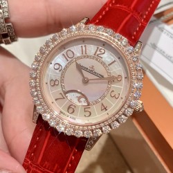 实拍 积家-Jaeger-LeCoultre DAZZLING RENDEZ- VOUS MOON约会系列月相珠宝腕表月之女神，是浪漫与柔美的象征，她掌管着大自然中的潮起潮落和季节更替,是艺术家与诗人们的灵感源泉，在温润莹亮的白色珍珠母贝映衬下,晶莹璀璨的钻石散发出夜空般的静谧之美，表圈镶嵌108颗钻石,组成两个环绕表壳的同心圆。由36颗以爪镶工艺镶嵌的钻石组成的外圈,为光芒闪耀的表圈营造出轻盈美妙的质感，尺寸36mm的精钢表壳搭配进口瑞士石英，采用蓝宝石水晶玻璃。