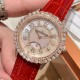 实拍 积家-Jaeger-LeCoultre DAZZLING RENDEZ- VOUS MOON约会系列月相珠宝腕表月之女神,是浪漫与柔美的象征,她掌管着大自然中的潮起潮落和季节更替,是艺术家与诗人们的灵感源泉,在温润莹亮的白色珍珠母贝映衬下,晶莹璀璨的钻石散发出夜空般的静谧之美,表圈镶嵌108颗钻石,组成两个环绕表壳的同心圆。由36颗以爪镶工艺镶嵌的钻石组成的外圈,为光芒闪耀的表圈营造出轻盈美妙的质感,尺寸36mm的精钢表壳搭配进口瑞士石英,采用蓝宝石水晶玻璃。 实拍 积家-Jaeger-LeCoultre DAZZLING RENDEZ- VOUS MOON约会系列月相珠宝腕表月之女神,是浪漫与柔美的象征,她掌管着大自然中的潮起潮落和季节更替,是艺术家与诗人们的灵感源泉,在温润莹亮的白色珍珠母贝映衬下,晶莹璀璨的钻石散发出夜空般的静谧之美,表圈镶嵌108颗钻石,组成两个环绕表壳的同心圆。由36颗以爪镶工艺镶嵌的钻石组成的外圈,为光芒闪耀的表圈营造出轻盈美妙的质感,尺寸36mm的精钢表壳搭配进口瑞士石英,采用蓝宝石水晶玻璃。