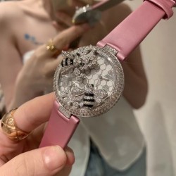❤️卡地亚C家白色小蜜蜂创意宝石系列当时看到第一眼就觉得超级可爱！喜欢的赶快拿下吧！整只蜜蜂都是纯手工缝制施华洛钻！光是蜜蜂的大小就调了N次！瑞士石英机芯！40mm的表盘！表带绢丝也是采用原版一致的小薄绒绢丝表带 颜色也是刚刚好的好看！光是为了对版就花费了多少心血 不过换来都是值得的！可以说它是非常完美了！❤️