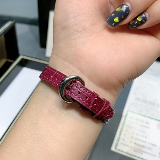 ★实拍 最新萧邦彩虹钻震撼来袭!萧邦快乐钻一直是女表中的翘楚,对萧邦这个系列的创意一直中毒很深,这款彩虹钻属于萧邦的高级珠宝系列!该腕表尺寸大小恰到好处 佩戴舒适!当时间遇见彩虹 玩转小清新 宝石闪耀着红橙黄绿青蓝紫等斑斓色彩 恰似添上曼妙多姿变化色彩精心挑选玲珑精巧的宝石组合镶嵌在一起 为腕表赋予了奇异光彩!女表彩虹圈 萧邦宝石美 不犹豫 果断入手吧! ★实拍 最新萧邦彩虹钻震撼来袭!萧邦快乐钻一直是女表中的翘楚,对萧邦这个系列的创意一直中毒很深,这款彩虹钻属于萧邦的高级珠宝系列!该腕表尺寸大小恰到好处 佩戴舒适!当时间遇见彩虹 玩转小清新 宝石闪耀着红橙黄绿青蓝紫等斑斓色彩 恰似添上曼妙多姿变化色彩精心挑选玲珑精巧的宝石组合镶嵌在一起 为腕表赋予了奇异光彩!女表彩虹圈 萧邦宝石美 不犹豫 果断入手吧!