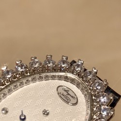实拍 宝玑-珠宝系列 独家首发！现推出石英版本 宝玑GJ29BB8924/5D58 雕花珍珠贝母 镶钻 女士腕表表壳电镀18K金鹅卵形表壳，外缘镶嵌24颗明亮式切割钻石和一颗日本Akoya 海水珍珠。尺寸：34.4 x 28.7毫米。表盘为玑镂刻花珍珠母贝。12点位置镶嵌宝玑铭牌。偏心小时刻度环，3点、6点、9点和12点位置设有钻石时标。宝玑经典针尖镂空式蓝钢指针。镌刻编号和Breguet隐形签名。丝缎表带，搭配折叠镶钻表扣。