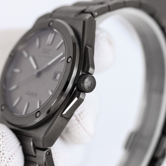 IWC 万国 全新工程师系列!全自动腕表40重塑了上世纪70年代杰罗.尊达风格!表盘经典网格设计和多边形螺丝表壳巨显独特,表带中间链节分别是(全沙带和中亮光)两种,同原装接件加强了腕表更适人体贴合度,蝴蝶式折叠表扣使佩戴感更加舒适。采用2824机芯改同32111机内配防磁盖2824机芯更加稳定!!尺寸40mm厚度10.7mm,冰蓝夜光 ,同时兼具典雅气质与动感活力,外观低调内敛,性能丰富多样。 IWC 万国 全新工程师系列!全自动腕表40重塑了上世纪70年代杰罗.尊达风格!表盘经典网格设计和多边形螺丝表壳巨显独特,表带中间链节分别是(全沙带和中亮光)两种,同原装接件加强了腕表更适人体贴合度,蝴蝶式折叠表扣使佩戴感更加舒适。采用2824机芯改同32111机内配防磁盖2824机芯更加稳定!!尺寸40mm厚度10.7mm,冰蓝夜光 ,同时兼具典雅气质与动感活力,外观低调内敛,性能丰富多样。