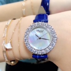 实拍 萧邦新款不断 重点推荐 重磅来袭 LHEUR DU DIAMANT珠宝镶系列，全套精钢镂空打造，光滑精致无暇，采用最新手法三爪镶石工艺，与原装正品一致，尺寸及细节完美至无可挑剔，整表美轮美奂由你任意搭配出行或各种宴会派对，该款专用进口机械机芯，整机保持原状态无改动，稳定性众所周知！表扣饱满不显臃肿，七颗钻石及整个表扣呈现的弧度与镂空的鸟巢壳身完美绝配，搭配之对应效果令你无可挑剔，表带制作精良，狠下本钱采用进口高光牛皮 一点也不逊于市场的一般鳄鱼皮。