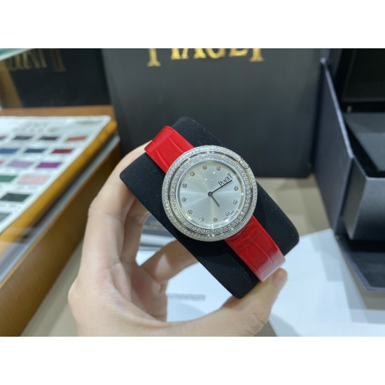 全网女生听我的!买它…❤️。 伯爵“时来运转”顶级奢侈品入门款第一眼看到它的时候我一眼就中,首先是外观设计足够百搭,旋转式表圈可自由转动,外层一圈可来回转动 很有寓意、一起“转动,遇见非凡”。百搭中号34尺寸!上手很秀气,彩色鳄鱼皮可轻松拆卸 看上去就高端,机芯采用瑞士进口石英机芯,螺旋式表圈316L精钢打磨抛光 表面光亮如镜、表盘内圈钻石刻度 11颗⭕️圆形美钻、外圈42颗圆形美钻 全网女生听我的!买它…❤️。 伯爵“时来运转”顶级奢侈品入门款第一眼看到它的时候我一眼就中,首先是外观设计足够百搭,旋转式表圈可自由转动,外层一圈可来回转动 很有寓意、一起“转动,遇见非凡”。百搭中号34尺寸!上手很秀气,彩色鳄鱼皮可轻松拆卸 看上去就高端,机芯采用瑞士进口石英机芯,螺旋式表圈316L精钢打磨抛光 表面光亮如镜、表盘内圈钻石刻度 11颗⭕️圆形美钻、外圈42颗圆形美钻