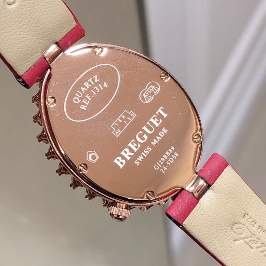 品牌:宝玑-Breguet ™️系列:珠宝系列 现推出石英版本 宝玑GJ29BB8924/5D58 雕花珍珠贝母 镶钻 女士腕表表壳电镀18K金鹅卵形表壳,外缘镶嵌24颗明亮式切割钻石和一颗日本Akoya 海水珍珠。尺寸:34.4 x 28.7毫米。表盘为玑镂刻花珍珠母贝。12点位置镶嵌宝玑铭牌。偏心小时刻度环,3点、6点、9点和12点位置设有钻石时标。宝玑经典针尖镂空式蓝钢指针。镌刻编号和Breguet隐形签名。丝缎表带,搭配折叠镶钻表扣。 品牌:宝玑-Breguet ™️系列:珠宝系列 现推出石英版本 宝玑GJ29BB8924/5D58 雕花珍珠贝母 镶钻 女士腕表表壳电镀18K金鹅卵形表壳,外缘镶嵌24颗明亮式切割钻石和一颗日本Akoya 海水珍珠。尺寸:34.4 x 28.7毫米。表盘为玑镂刻花珍珠母贝。12点位置镶嵌宝玑铭牌。偏心小时刻度环,3点、6点、9点和12点位置设有钻石时标。宝玑经典针尖镂空式蓝钢指针。镌刻编号和Breguet隐形签名。丝缎表带,搭配折叠镶钻表扣。
