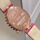 品牌:宝玑-Breguet ™️系列:珠宝系列 现推出石英版本 宝玑GJ29BB8924/5D58 雕花珍珠贝母 镶钻 女士腕表表壳电镀18K金鹅卵形表壳,外缘镶嵌24颗明亮式切割钻石和一颗日本Akoya 海水珍珠。尺寸:34.4 x 28.7毫米。表盘为玑镂刻花珍珠母贝。12点位置镶嵌宝玑铭牌。偏心小时刻度环,3点、6点、9点和12点位置设有钻石时标。宝玑经典针尖镂空式蓝钢指针。镌刻编号和Breguet隐形签名。丝缎表带,搭配折叠镶钻表扣。 品牌:宝玑-Breguet ™️系列:珠宝系列 现推出石英版本 宝玑GJ29BB8924/5D58 雕花珍珠贝母 镶钻 女士腕表表壳电镀18K金鹅卵形表壳,外缘镶嵌24颗明亮式切割钻石和一颗日本Akoya 海水珍珠。尺寸:34.4 x 28.7毫米。表盘为玑镂刻花珍珠母贝。12点位置镶嵌宝玑铭牌。偏心小时刻度环,3点、6点、9点和12点位置设有钻石时标。宝玑经典针尖镂空式蓝钢指针。镌刻编号和Breguet隐形签名。丝缎表带,搭配折叠镶钻表扣。