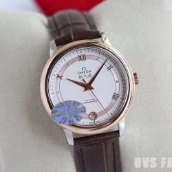 实拍 UVS正品开模！欧米茄碟飞系列424.10.33.20.55.002 装海欧2892机芯，与原装2500机芯是一致的，包括了把中位的高低，调历与跳历的方向，2500的调历是往下转动日历由右向左跳动的。表壳的4条修边线，需粗磨走cnc再细磨，不是老师傅是没法磨出如此线条，和镜面般的效果的。底盖的时间之神.克洛诺斯.浮雕，是最考功夫的，底盖经过11次改模，只为追求那一份完美，耗时13个月，终于做到了原版一致的图案精致，栩栩如生。尺寸32.7mm。