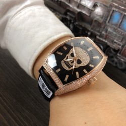 法兰克 穆勒Franck Muller 全新满天星系列⚓️搭载进口日本西铁城机械机芯⚙️意大利双面小牛皮原装针扣酒桶形拱桥状精钢表壳⚫️手工全镶嵌施华洛水晶钻 高贵霸气尺寸43*55mm高尚的艺术 精湛的工艺 一经发布 无不轰动