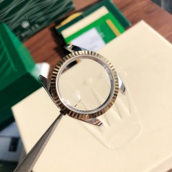 专业拆解 表壳采用劳力士特有的黄金钢（904L不锈钢和18K黄金的组合）材质。表冠采用三扣锁上链表冠，三扣锁上链表冠可以说是劳力士专为潜航者型研发的三重防水系统。三扣锁装置由10组不同零件组成，配置完成后仅需旋紧，即可让蚝式表壳完全密闭，坚固防护可媲美潜艇舱门。