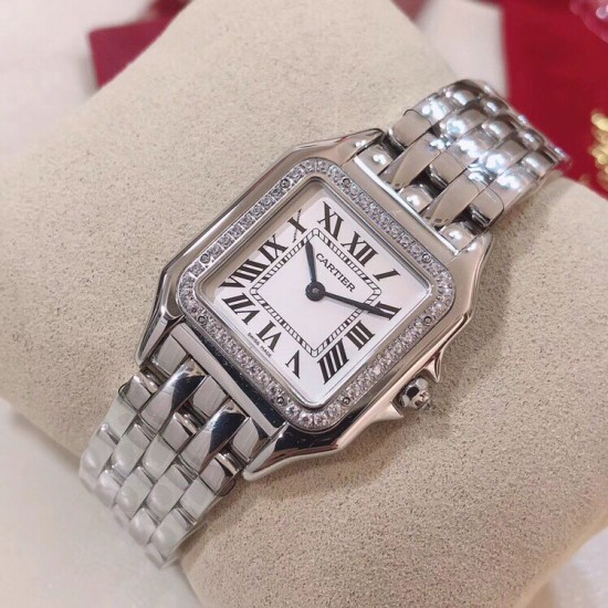 Cartier 卡地亚 猎豹 Panthre de Cartier华丽而不羁,线条流畅,柔软服帖于腕间,宛若在肌肤上翩翩起舞。独特的造型彰显成熟优雅、自信动人的女性形象。 Cartier 卡地亚 猎豹 Panthre de Cartier华丽而不羁,线条流畅,柔软服帖于腕间,宛若在肌肤上翩翩起舞。独特的造型彰显成熟优雅、自信动人的女性形象。