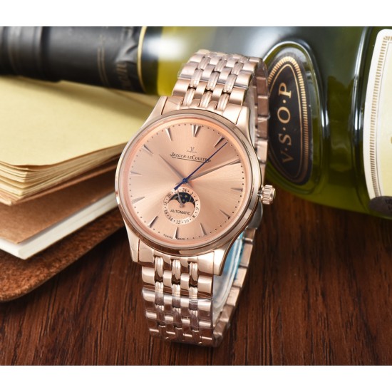 Jaeger-leCoultre Master Ultra Thin Moon积家超薄月相大师系列42mm腕表,简洁的线条设计,赏心悦目的表盘。 显示令表盘尽显活力,6位24小时指针宛如一幕和谐美妙的腕上芭蕾。透过玻璃底盖,机芯运行一目了然。这款厚度仅5.8毫米的超薄机芯向世人证实,超凡的技艺和极尽复杂的功能可以在狭小的空间内完美展现。顶级出品 精品不断 Jaeger-leCoultre Master Ultra Thin Moon积家超薄月相大师系列42mm腕表,简洁的线条设计,赏心悦目的表盘。 显示令表盘尽显活力,6位24小时指针宛如一幕和谐美妙的腕上芭蕾。透过玻璃底盖,机芯运行一目了然。这款厚度仅5.8毫米的超薄机芯向世人证实,超凡的技艺和极尽复杂的功能可以在狭小的空间内完美展现。顶级出品 精品不断