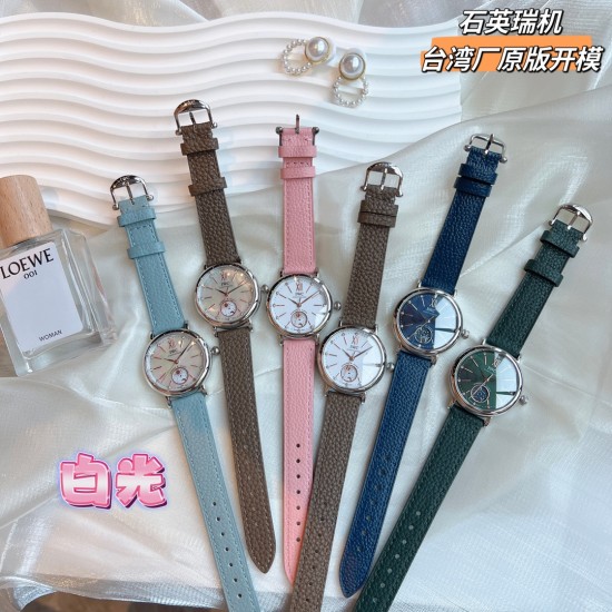 ✨✨IWC万国柏涛菲诺女表 ——昼夜与星辰✨✨,一昼一夜一更替!♥️♥️♥️日月为你转动,把星辰赠予你❤️❤️❤️昼夜显示腕表具有的象征意义,代表着时间的流逝和自然的更迭,日月星辰随时间变化,如太阳随着一天的日出逐渐升起,月亮和星星轮流出现在表盘中,展现腕表的精致和优雅所带有的浪漫色彩,让我们感受到时间的魅力和自然的力量!腕表精致简约,风格百搭,34mm的尺寸更显利落别致,精致美观,也更适合女神的纤细手腕佩戴!内部搭载石英瑞士机芯,蓝宝石玻璃,表带搭配快拆系统! ✨✨IWC万国柏涛菲诺女表 ——昼夜与星辰✨✨,一昼一夜一更替!♥️♥️♥️日月为你转动,把星辰赠予你❤️❤️❤️昼夜显示腕表具有的象征意义,代表着时间的流逝和自然的更迭,日月星辰随时间变化,如太阳随着一天的日出逐渐升起,月亮和星星轮流出现在表盘中,展现腕表的精致和优雅所带有的浪漫色彩,让我们感受到时间的魅力和自然的力量!腕表精致简约,风格百搭,34mm的尺寸更显利落别致,精致美观,也更适合女神的纤细手腕佩戴!内部搭载石英瑞士机芯,蓝宝石玻璃,表带搭配快拆系统!