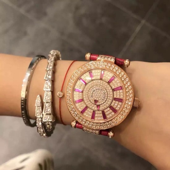 FRANCK MULLER【法兰克•穆勒】神秘时间 玩转表界 2020年新款女式腕表,官网同步更新,奢华的经典著作当属FM出品,纯钢外壳,镶嵌施华洛世奇水晶,高端的奢华与尊贵,经典满钻字面,突破设计风格和寓意深刻,改变需要新形象,你值得拥有。进口2836全自动机械,蓝宝石镜面,亮色真牛皮表带。尺寸大号42mm 小号38mm FRANCK MULLER【法兰克•穆勒】神秘时间 玩转表界 2020年新款女式腕表,官网同步更新,奢华的经典著作当属FM出品,纯钢外壳,镶嵌施华洛世奇水晶,高端的奢华与尊贵,经典满钻字面,突破设计风格和寓意深刻,改变需要新形象,你值得拥有。进口2836全自动机械,蓝宝石镜面,亮色真牛皮表带。尺寸大号42mm 小号38mm