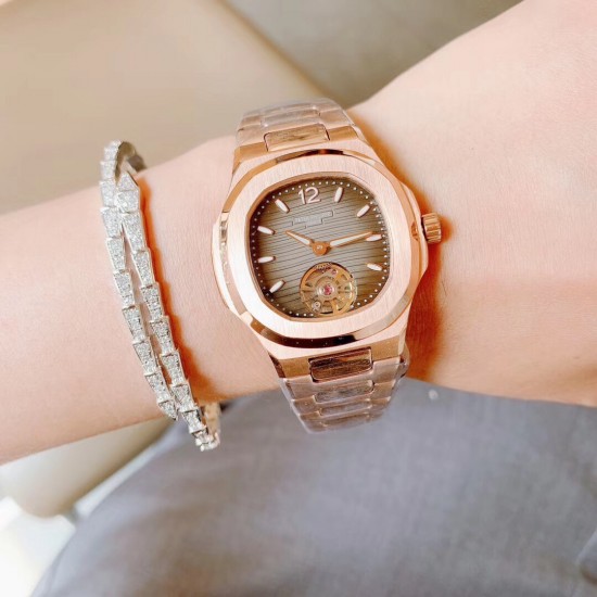 百达翡丽 手雷系列 女款简约飞轮 最强版本 Patek Philippe Seal印记Cal.324 CS自动机械机芯 专柜尺寸33mm 厚度9.5mm 花巨资复刻原版Cal.324 CS机芯 市场现在唯一一个324CS机芯与原装机芯摆轮一致 可谓市场最高版本女表表后 女性对永恒时间理念的钟爱 难以抗拒的柔美气息 百达翡丽 手雷系列 女款简约飞轮 最强版本 Patek Philippe Seal印记Cal.324 CS自动机械机芯 专柜尺寸33mm 厚度9.5mm 花巨资复刻原版Cal.324 CS机芯 市场现在唯一一个324CS机芯与原装机芯摆轮一致 可谓市场最高版本女表表后 女性对永恒时间理念的钟爱 难以抗拒的柔美气息