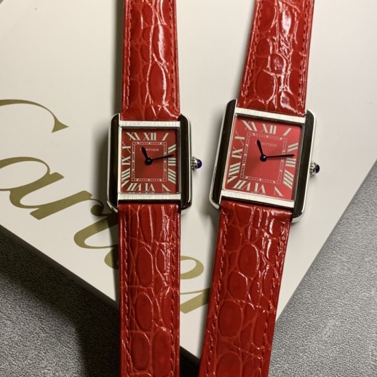 实拍【精品升级版】卡地亚超薄坦克Cartier Tank Solo系列,一款百搭 性价比又高的手表 采用瑞士石英机芯,圆珠形表冠,镶嵌一颗凸圆形合成尖晶石,镀银珠光表盘,罗马数字时标,剑形蓝钢指针,蓝宝石水晶镜面,可搭配进口鳄鱼纹牛皮表带,另有多种颜色荔枝纹原版皮为你打造个性化腕间配饰,直径:小号2431mm,中号2734mm。佩戴舒适柔软服帖,上手显得高贵又典雅,很气质很女人独家货源。「认准细节,欢迎质量对比」 实拍【精品升级版】卡地亚超薄坦克Cartier Tank Solo系列,一款百搭 性价比又高的手表 采用瑞士石英机芯,圆珠形表冠,镶嵌一颗凸圆形合成尖晶石,镀银珠光表盘,罗马数字时标,剑形蓝钢指针,蓝宝石水晶镜面,可搭配进口鳄鱼纹牛皮表带,另有多种颜色荔枝纹原版皮为你打造个性化腕间配饰,直径:小号2431mm,中号2734mm。佩戴舒适柔软服帖,上手显得高贵又典雅,很气质很女人独家货源。「认准细节,欢迎质量对比」