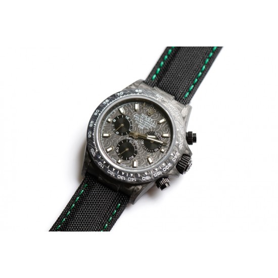 劳力士Rolex Daytona全碳纤维宇宙计时迪通拿横空出世 这款获得瑞士天文台认证的首款全碳纤迪通拿搭载全自动计时7750机械机芯 均调校测试 表盘配蜗形小秒针盘 蓝宝石抗刮损水晶镜面 碳纤维字面 完美复刻 原装同步魔术贴帆布带/橡树胶带 原装扣 更加柔软舒适 方便佩戴 爱不释手的劳力士迪通拿 品不完的一劳永逸!!! 劳力士Rolex Daytona全碳纤维宇宙计时迪通拿横空出世 这款获得瑞士天文台认证的首款全碳纤迪通拿搭载全自动计时7750机械机芯 均调校测试 表盘配蜗形小秒针盘 蓝宝石抗刮损水晶镜面 碳纤维字面 完美复刻 原装同步魔术贴帆布带/橡树胶带 原装扣 更加柔软舒适 方便佩戴 爱不释手的劳力士迪通拿 品不完的一劳永逸!!!