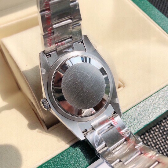ROLEX 劳力士 蚝式恒动型 超卓性能,高效稳定,三格链节舒适度极佳,圆拱型外圈搭配上对版的彩色表盘,非常独特的设计,在光线下会有一种莹润,透亮的感觉# 字体样式 模具均选与ROLEX相同字体,防刮损蓝宝石玻璃镜面,旋入式表冠,双扣锁双重防水!表扣内侧外侧图标细节同原版激光雕刻工艺,瑞士冰蓝色棒状时标夜光! ROLEX 劳力士 蚝式恒动型 超卓性能,高效稳定,三格链节舒适度极佳,圆拱型外圈搭配上对版的彩色表盘,非常独特的设计,在光线下会有一种莹润,透亮的感觉# 字体样式 模具均选与ROLEX相同字体,防刮损蓝宝石玻璃镜面,旋入式表冠,双扣锁双重防水!表扣内侧外侧图标细节同原版激光雕刻工艺,瑞士冰蓝色棒状时标夜光!