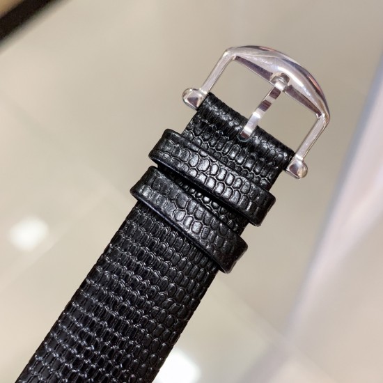 实拍 AW厂 Blancpain-宝珀女装系列复杂功能腕表共镶有152颗美钻。其中的108颗钻石镶嵌于36.8毫米的红金表壳之上。钻石紧密交织为两圈,错落有致,与品牌的标志性双层表圈设计相互呼应。表冠上亦镶有精致美钻,尽现腕表的华美雅致。 实拍 AW厂 Blancpain-宝珀女装系列复杂功能腕表共镶有152颗美钻。其中的108颗钻石镶嵌于36.8毫米的红金表壳之上。钻石紧密交织为两圈,错落有致,与品牌的标志性双层表圈设计相互呼应。表冠上亦镶有精致美钻,尽现腕表的华美雅致。