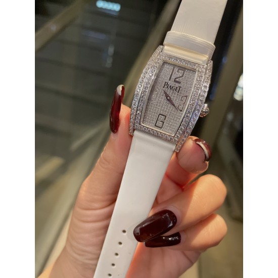 伯爵-piaget-G0A33091女士腕表，水桶形的表壳别具一格，独特的绢布表带搭配原版针扣，完美结合，尽显奢华时尚气质。原装瑞士机芯，316L精钢表壳，度18k白金和玫瑰金，尺寸27x38mm备受喜爱、值得拥有[机智][耶]实物超美