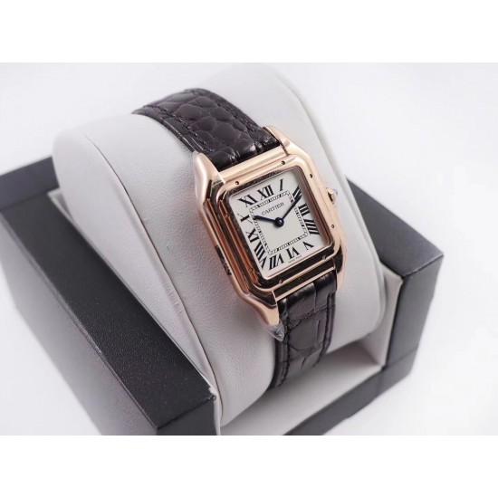 实拍 8848F Panthre de Cartier 卡地亚猎豹手表,华丽而不羁,是Panthre de Cartier猎豹所传达的美学风格。它线条流畅,魅惑动人,柔软服帖于腕间,宛若在肌肤上翩翩起舞。独特的造型彰显成熟优雅、自信动人的女性形象。表壳一体成型,搭配正品使用原装瑞士石英机芯,316L精钢壳套,镶嵌钻石 把头镶嵌一颗合成蓝色尖晶石,镀银表盘,剑形蓝钢指针,100%三度防水,尺寸:27 x 37毫米,22*30毫米,二个尺寸。每块表都有独立的机身编号。 实拍 8848F Panthre de Cartier 卡地亚猎豹手表,华丽而不羁,是Panthre de Cartier猎豹所传达的美学风格。它线条流畅,魅惑动人,柔软服帖于腕间,宛若在肌肤上翩翩起舞。独特的造型彰显成熟优雅、自信动人的女性形象。表壳一体成型,搭配正品使用原装瑞士石英机芯,316L精钢壳套,镶嵌钻石 把头镶嵌一颗合成蓝色尖晶石,镀银表盘,剑形蓝钢指针,100%三度防水,尺寸:27 x 37毫米,22*30毫米,二个尺寸。每块表都有独立的机身编号。