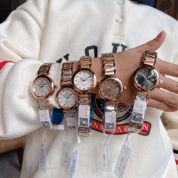 欧米茄 OMEGA LADYMATIC 【妮可基德曼女神的拥护者】备受瞩目的鸟巢系列新品腕表。316L精钢材质，采用精巧绝伦贝壳表盘面，搭配蓝宝石水晶镜面凸显效果美轮美奂，精细手工彰显不俗的质感，搭载进口石英机芯，进口小牛皮搭配原装表扣和全钢表带可供选择。女神必备珍品，你值得拥有！！尺寸34mm*10mm。