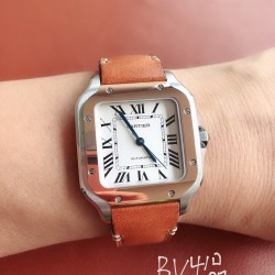 【BV出品】-女装中号 卡地亚新款山度士表壳：316材质表盘：镀银珠光经典罗马字表针：瑞士工艺烧制钢蓝玻璃：瑞士增透白膜/防弦/防手纹AF工艺处理表带：配备人体工力学SmartLink拆卸系统多切面尖晶蓝宝石机芯：MIYOTA-9015（配原版1847MC自动锤）          BV正品1:1开模，真正做到可同原版配件互换。配备卡地亚实用两项发明“SmartLink”表链调节装置和“QuickSwitch”表带快速替换装置