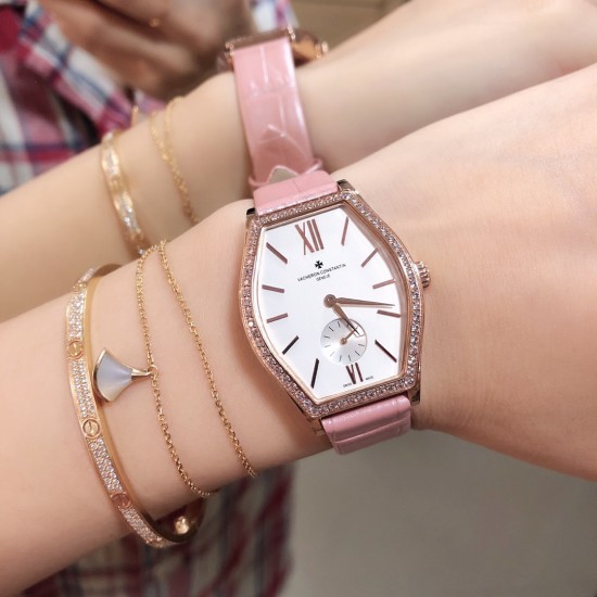 实拍 江诗丹顿-Vacheron Constantin 作为世界上历史悠久的钟表制造商从未停止生产,秉承悉力以赴,精益求精的品牌座右铭,其中有一款-Malte系列25530/000R-9742,经典酒桶型婉表,防磨水晶镜面,内部经反光处理,配置瑞士原装石英机芯,尺寸28.40*38.67毫米,厚度7.28毫米。表壳电镀18K白金/玫瑰金,表带有布绢带,牛皮带两种选择,针扣配带.市面最高版本,你值得拥有! 实拍 江诗丹顿-Vacheron Constantin 作为世界上历史悠久的钟表制造商从未停止生产,秉承悉力以赴,精益求精的品牌座右铭,其中有一款-Malte系列25530/000R-9742,经典酒桶型婉表,防磨水晶镜面,内部经反光处理,配置瑞士原装石英机芯,尺寸28.40*38.67毫米,厚度7.28毫米。表壳电镀18K白金/玫瑰金,表带有布绢带,牛皮带两种选择,针扣配带.市面最高版本,你值得拥有!