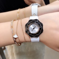 实拍 七夕好礼 PIAGET伯爵 Limelight非凡珍品腕表系列  表壳直径为33mm ，电镀白金，瑞士朗达石英机芯 。手表表壳由花瓣造型上镶嵌112颗特制切割方形钻石于表圈 彰显奢华 蓝宝石水晶镜面  搭配绸缎丝绢皮。这不仅是一款非凡的腕表，更堪称一件珠宝工艺杰作，完美结合创意 打破常规的切割，彰显着珠宝腕表的优雅魅力